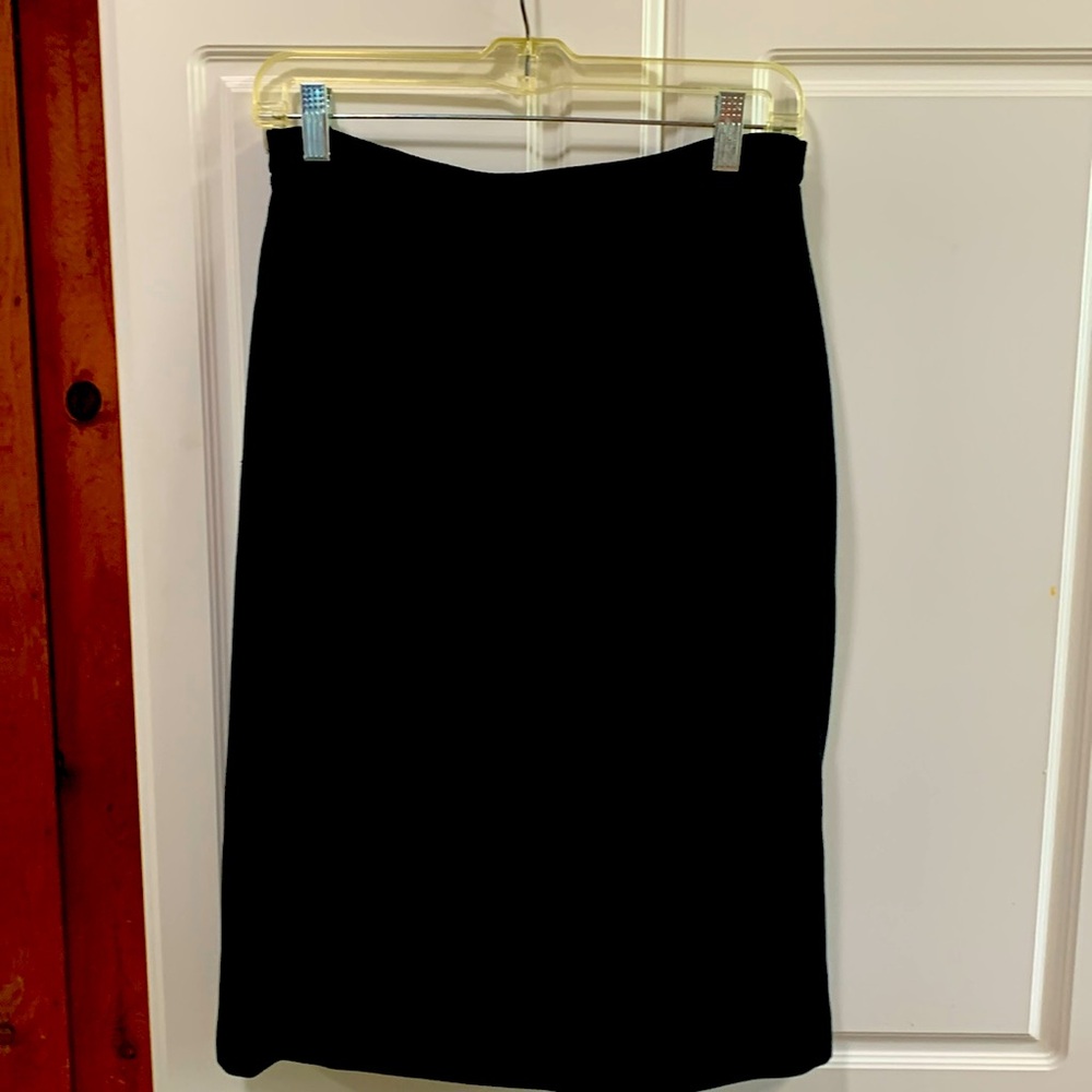 Ladies size 6 black skirt by Le Suit